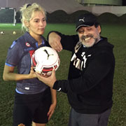 Maradona insegna calcio alla bella Rocio Oliva
