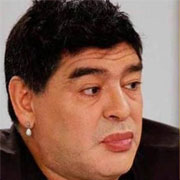 Maradona si rif il look