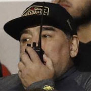 Maradona, sfiorata la rissa con i tifosi (VIDEO)